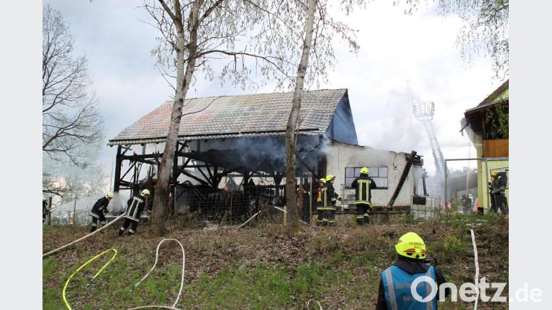 Mehrere Atemschutztrupps der eingesetzten Feuerwehren waren nötig, um den Brand einer Scheune im Nittenauer Ortsteil Sankt Johann zu löschen. Bild: exb