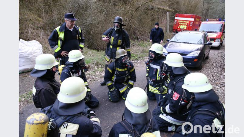 Nachbesprechung nach einem Gang unter Atemschutz in die Hitze. Bild: egl