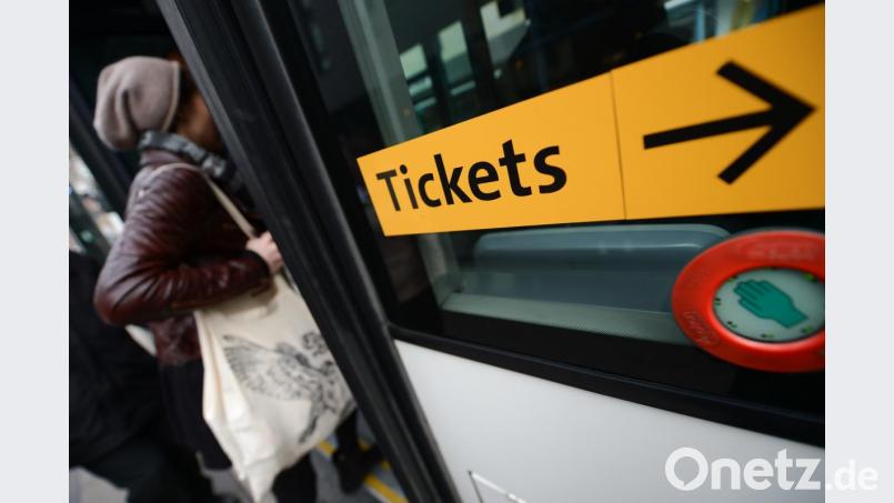 Ein Aufkleber mit der Aufschrift "Tickets" ist an einem Bus angebracht. In Bayern soll es ab Herbst 365-Euro-Jahrestickets für Schüler geben. Bild: Arne Dedert/dpa