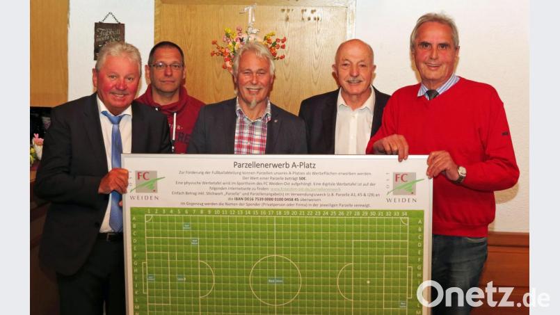 Die Stadträte Horst Fuchs (rechts), Hans Forster (links) und Josef Gebhardt (Zweiter von rechts) kaufen je eine Sportplatzparzelle für je 50 Euro und der Förderverein des FC Weiden-Ost gleich zwei zugunsten der Fußballmannschaften. Bild: Dobmeier