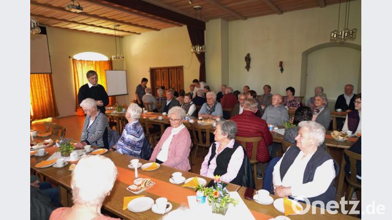 Pfarrer Norbert Götz (links stehend) dankt dem Pfarrgemeinderat für die Vorbereitung des Seniorennachmittags. Bild: fvo