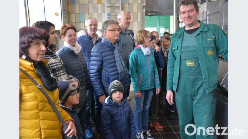 Jens Tschinkl (rechts) erläuterte zahlreichen Besuchern in der Privatbrauerei Hösl die Bierabfüllung. Bild: jr