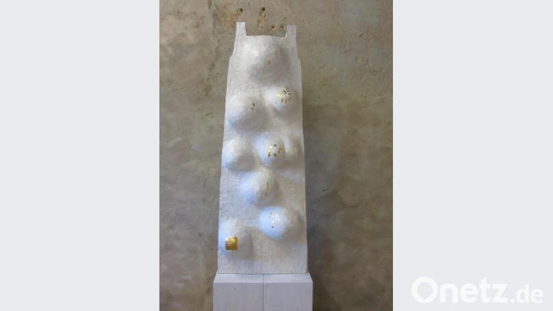 Die göttliche Figur &quot;Divine Shape&quot; begrüßt die Besucher im Eingang des Bergfrieds. Bild: aks