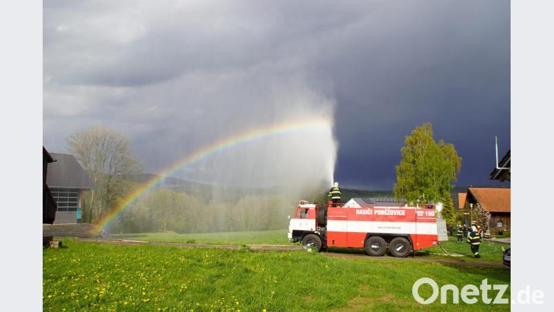 Über 1600 Liter pro Minute verteilt der Wasserwerfer auf dem Löschfahrzeug der Feuerwehr Pobežovice. Am Rande der Übung zauberte das Gerät einen Regenbogen in den wolkenverhangenen Himmel. Bild: mmj