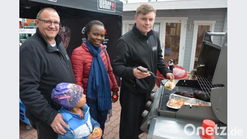 Schmackhaftes vom Grill zieht immer Interesse auf sich. Bild: jr