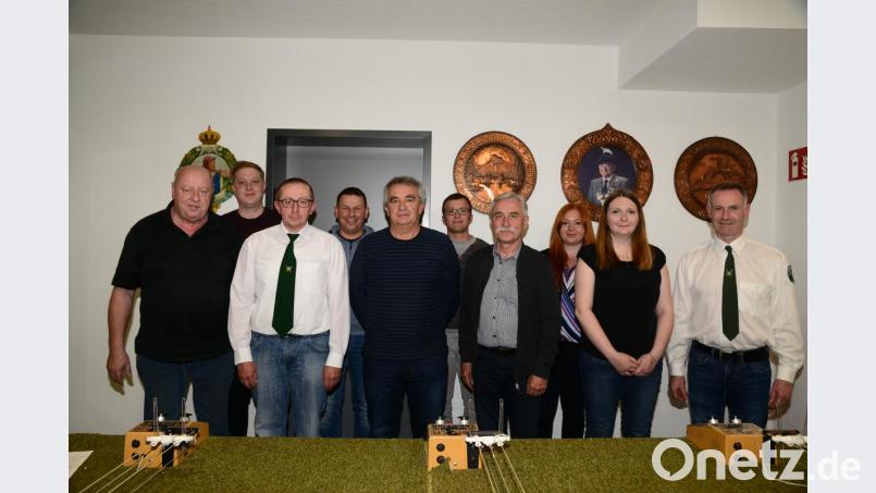 Erster Schützenmeister Karl Schiffmann, Stellvertreter und Sportleiter Jürgen Völkl, Erster Kassier Wolfgang Dütsch, Zweiter Kassier Michael Skutella, Schriftführerin Johanna Busch, Jugendleiter Johannes Kick (vordere Reihe von links) und stellvertretender Jugendleiter Niclas Bauer, die Beisitzer Reiner Stahl, Adrian Fleischmann und Jugendkassenwartin Claudia Busch (hintere Reihe von links) erhielten jeweils ein einstimmiges Votum. Bild: bey
