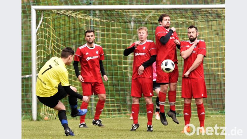 Der Windischeschenbacher Manuel Kessler nimmt bei einem Freistoß Maß, aber ohne Erfolg: Die SpVgg Windischeschenbach und der FV Vilseck II trennten sich 2:2. Bild: Büttner