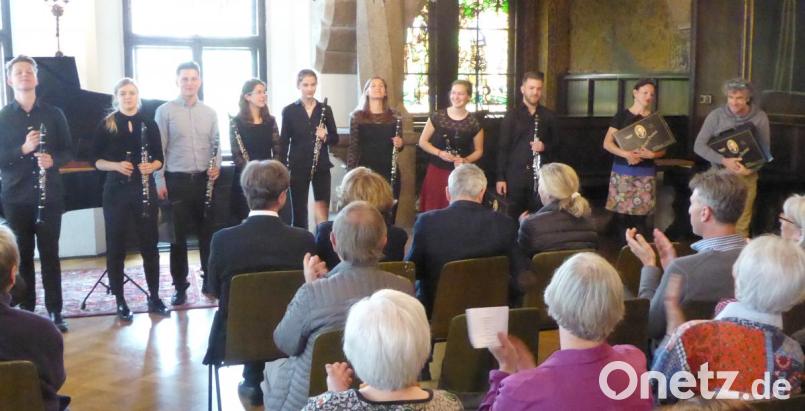 Die acht Klarinettisten und Pianistin Barbara Anton (Zweite von rechts) sowie Meisterkursleiter Professor Manfred Lindner (rechts) zeigen ihr Können nach einer Woche intensivem Trainings. Bild: fsb