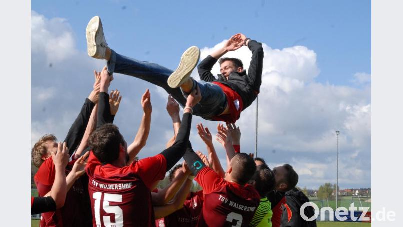 Die Spieler des TSV Waldershof feierten nach dem 4:0-Sieg in Schönhaid vor allem ihren Trainer Maximilian Berek. Bild: gb
