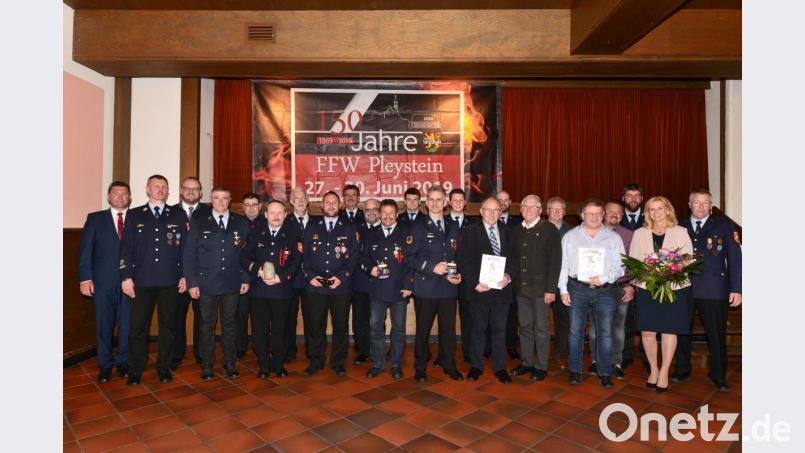 Schirmherr Bürgermeister Rainer Rewitzer, Kommdant Markus Völkl, Ehrenschirmherr Landrat Andreas Meier (von links), Ehrenschirmherr Pater Hans Ring (Fünfter von links) sowie Vorsitzender Hans-Peter Wallner und Zweite Bürgermeisterin Andrea Lang, auch Moderatorin des Kommersabend stellen sich zum Erinnerungsbild mit den geehrten und beförderten Mitgliedern der Jubelwehr. Bild: bey