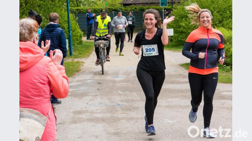 Bestens gelaunt präsentieren sich diese beiden Damen auf der 21 km Strecke. Bild: chl