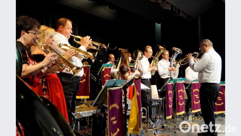 Die Blaskapelle Gerhard Träger überzeugt die Besucher in der ausverkauften Stadthalle mit einem abwechslungsreichen &quot;Böhmisch-Mährischen Konzert&quot;. Bild: arw