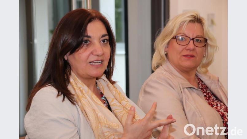 Die Grünen-Bundestagsabgeordnete Ekin Deligöz (links) und Grünen-Kreisvorsitzende Elisabeth Bauer bei der Veranstaltung zum Thema &quot;Europa&quot; im Saal der evangelischen Kirchengemeinde. Bild: Thomas Dobler