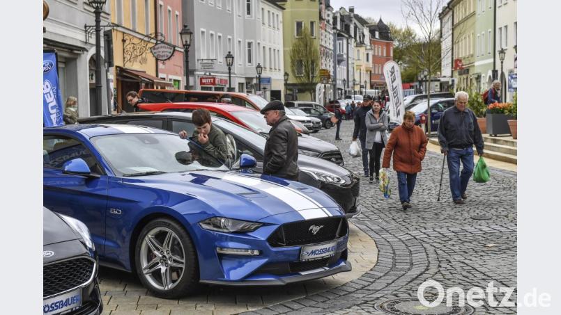 So manches Fachgespräch entspann sich im Markt rund um die ausgestellten Neuwagen. Bild: fph/Florian Miedl