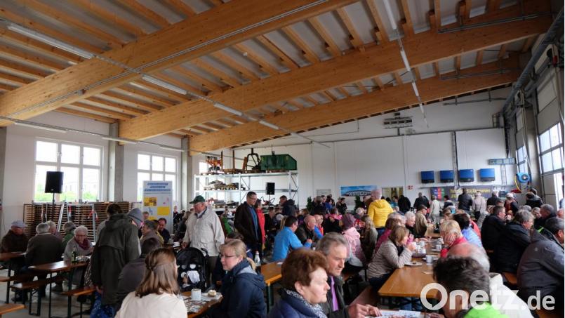 In der großen Halle, in der ansonsten die vielen Fahrzeuge des Bauhofs untergebracht sind , werden die zahlreichen Besucher bewirtet.