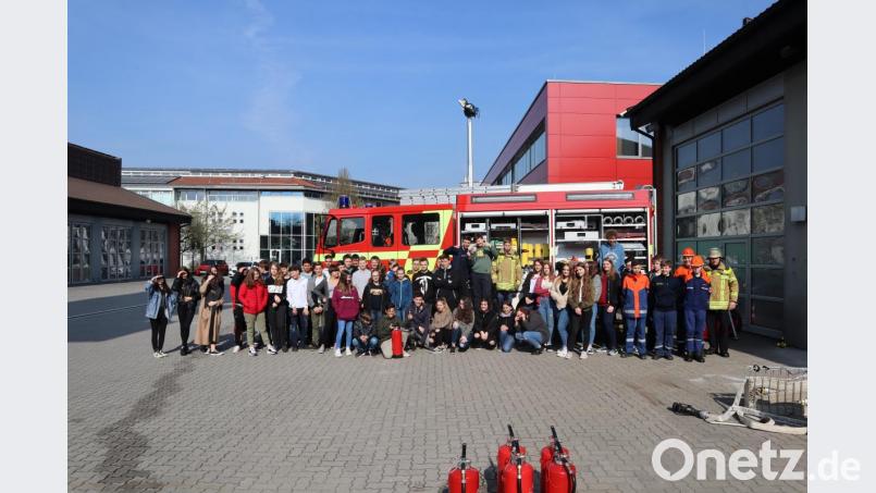 Zwei 8. Klassen beim Aktionstag auf der Feuerwache Bild: Christian Pöhlmann