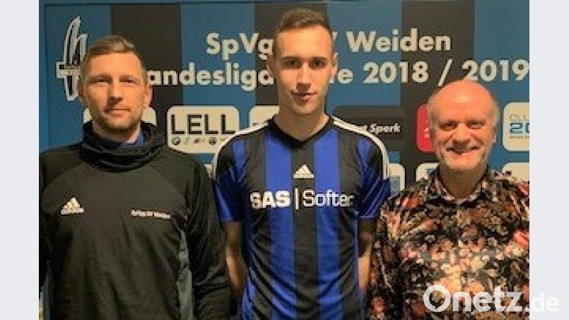 Tobias Götz (Mitte) steht bald für die SpVgg SV Weiden auf dem Fußballplatz. Trainer Andreas Scheler (links) und Teammanager Hannes Beer freuen sich über den Neuzugang. Bild: exb