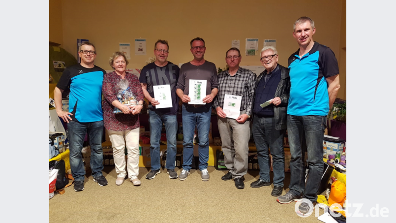 Preisschafkopf der SpVgg Thurndorf: Die Organisatoren überreichen die Hauptpreise. Bild: exb