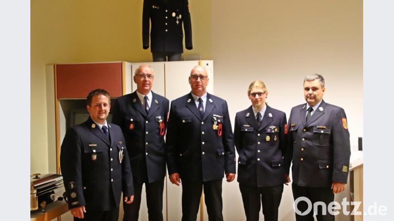 Für ihre langjährige Treue zur Feuerwehr dankt (von links) Kommandant Andreas Kneidl den Mitgliedern Werner und Erwin Deglmann sowie Alexander Ackermann. Ach Kreisbrandinspektor Wolfgang Schwarz gratuliert ihnen. Nicht im Bild ist Bernd Deglmann. Bild: jma