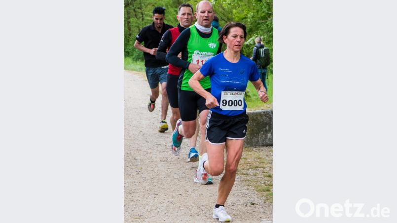 Die Damensiegerin der 10-Kilometer-Strecke Irmgard Schmidt läuft für den Club Intersport aus Amberg. Bild: chl