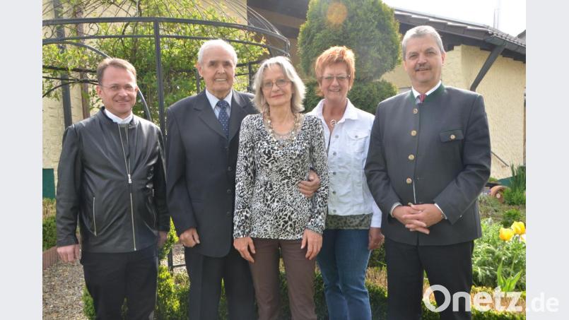 Der ehemalige Rektor der Hauptschule Vohenstrauß, der heutigen Pfalzgraf-Friedrich-Mittelschule, Hannes Sennert (Zweiter von links), feierte am Freitag seinen 80. Geburtstag. Dekan Alexander Hösl, Ehefrau Gisela, Pfarrgemeinderätin Kunigunda Hanauer und Bürgermeister Andreas Wutzlhofer (von links) gratulierten zu diesem Ehrentag. Bild: dob