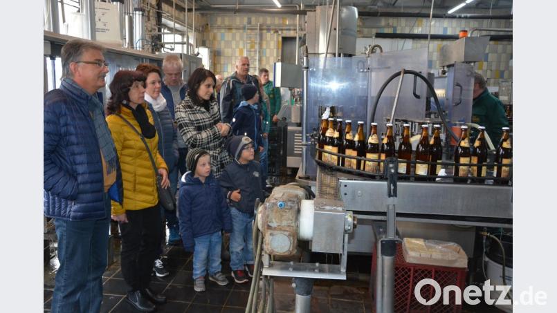 Die automatisierte Bierabfüllung in der Brauerei Hösl sorgte für staunende Blicke bei vielen Besuchern. Bild: jr