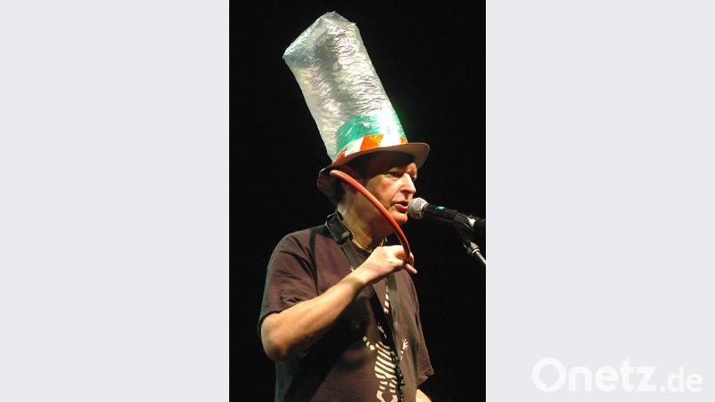 Bei seinem letzten Auftritt in der Mehrzweckhalle machte sich Hans-Jürgen Buchner Gedanken übers Rauchverbot. Er ließe den Qualm kurzerhand in seinen aufblasbaren Hut abziehen. Bild: Kunz