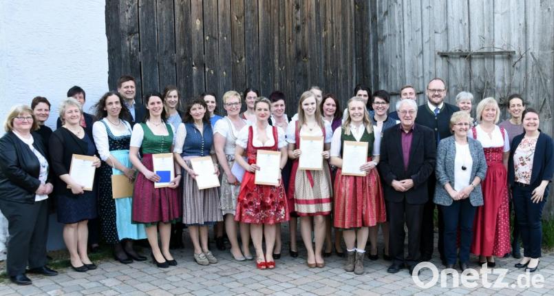 17 Absolventinnen des einsemestrigen Studiengangs Hauwirtschaft haben jetzt als Fachkräfte für Ernährung und Haushaltsführung beste Karrierechancen. Drei von ihnen schafften den Traumnotenschnitt 1,0. Bild: bgm