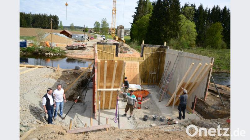 Bürgermeister Rainer Rewitzer und Bauamtsleiter Uli Rupprecht (von links) machen sich ein Bild vom Fortgang der Arbeiten für die Errichtung der neuen Brücke über die Pfreimd. Bild: bey