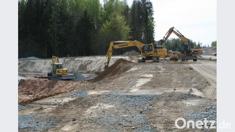 Dass Regenauffangbecken wir verfeinert, 2 Bagger kümmern sich um das Vorabsetzbecken, den Rand , den Lehm und das mit Schotter befestigte Ufer. Bild: roh