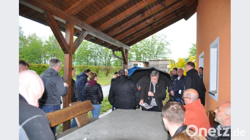 Bei strömendem Regen sind die Mitglieder des Bauausschusses unterwegs. Bild: ak