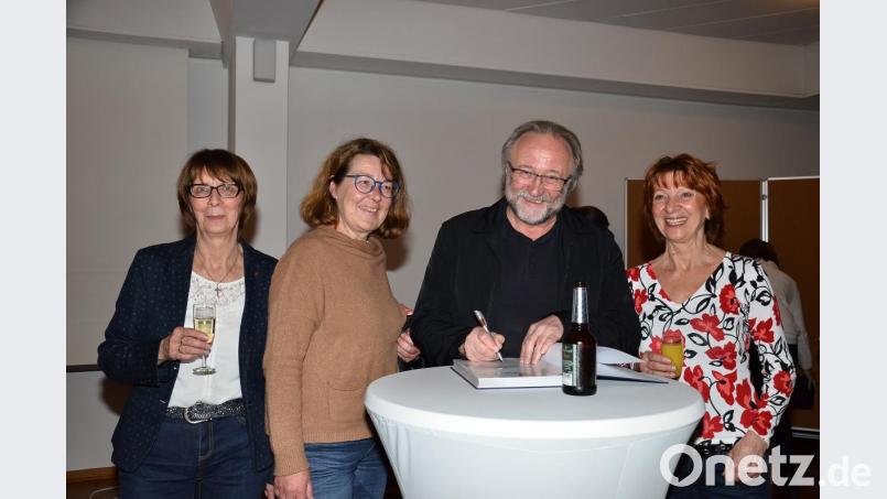 Markträtin Monika Zeitler-Kals (Zweite von links) sichert sich das erste handsignierte Werk von Auto Josef Forster, an der Seite von Ehefrau Monika (rechts) und deren Schwester Bürgermeisterin Margit Kirzinger (links). Bild: fjo