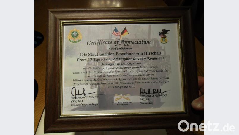 Als sich Bataillonskommandeur Kendric Robbins am 13. August 2011 ins Goldene Buch der Stadt einträgt, überreicht er ein „Certificate of Appreceation“. Dort heißt es: „Wir freuen uns auf weitere viele schöne Jahre der Freundschaft und Feste.“ Am Samstag, 11. Mai, feiern Hirschauer und US-Amerikaner von 14 bis 17 Uhr gemeinsam auf dem Marktplatz. Bild: u