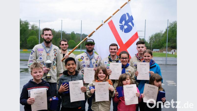 Eine Mannschaft mit Mitgliedern aus den Pfadfinderstämmen Windischeschenbach und Neuhaus bei Windischeschenbach gewinnt in Eschenbach den Georgs-Lauf des Burgenbezirks der Deutschen Pfadfinderschaft Sankt Georg (DPSG). Den Wanderpokal als Team mit den meisten Teilnehmern holt sich der Stamm aus Neuhaus. Unser Bild zeigt die Siegermannschaft mit dem Eschenbacher Organisationsteam. Bild: do