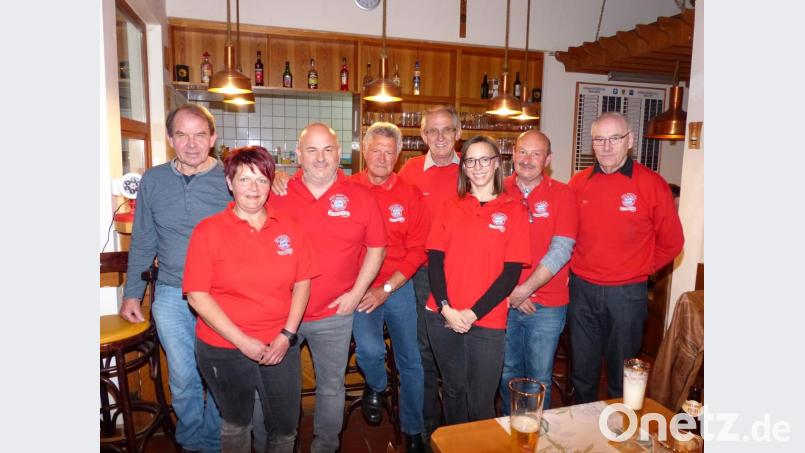 Der Fan-Club&quot;Mia san mia&quot; aus Pirk hat das bisherige Präsidium bestätigt. An der Spitze des Stammtisches bleibt Norbert Helgath (Vierter von rechts) Bild: hme