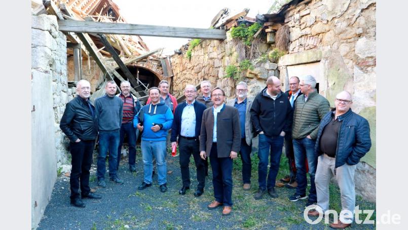 Der Bauausschuss mit Bürgermeister Hans Donko (Sechster von rechts), Technischem Angestellten Markus Meyer (Zweiter von links), Bauamtsleiter Dieter Döppl (Fünfter von links) und Amtsrat Hubert Wojtenek (Dritter von rechts) im Anwesen 23. An dieser Stelle soll das Foyer entstehen. Bild: njn