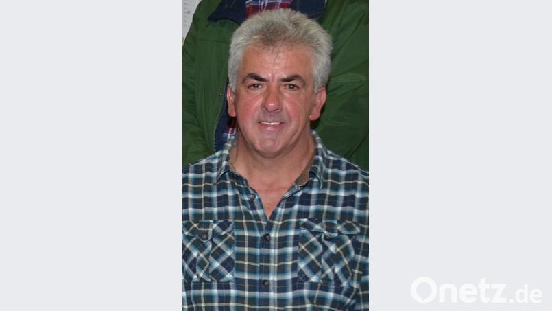 Der Vorsitzende des Obst- und Gartenbauvereins Pfreimdtal in Böhmischbruck, Josef Scherer, maischte Birnen eines Spalierbaums seines Nachbarn ein und brachte einen edlen Obstbrand zur Jahreshauptversammlung mit. Bild: dob