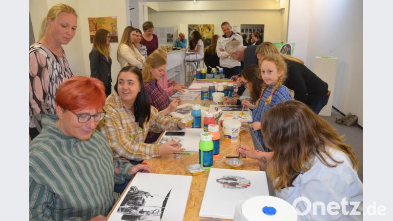 Die Projektgruppe der Fachakademie für Sozialpädagogik veredelte am Montagabend Bilder fremder Künstler. Bild: Kunz