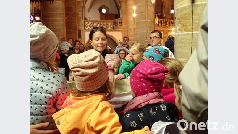 Mit dem Wasser aus dem Taufbecken zeichneten sich die Kinder ein Kreuz auf die Stirn. Bild: jzk