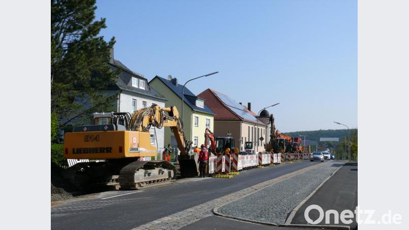 In der Egerer Straße wird zurzeit die Kanalleitung ausgewechselt, der Verkehr wird per Ampel geregelt. Bild: kgg