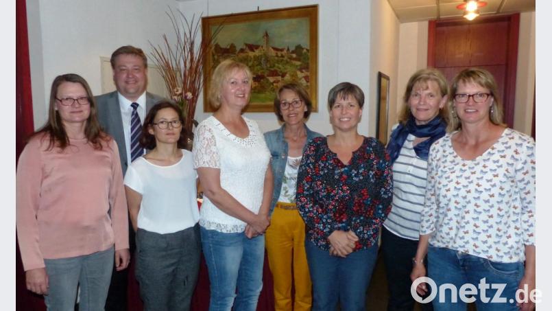 Die neue Führungsriege des Kastler Gartenbauvereins zusammen mit Bürgermeister Stefan Braun (Zweiter von links) und der neuen Vorsitzenden, Linda Lorenz (rechts). Bild: jp