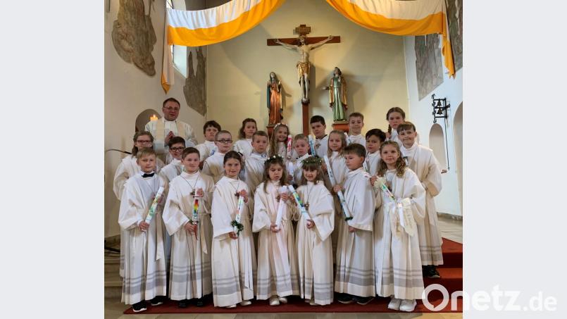 Über eine volle Herz-Jesu-Pfarrkirche freuten sich am Weißen Sonntag die 21 Erstkommunikanten zusammen mit Pfarrer Markus Bruckner. Bild: mez