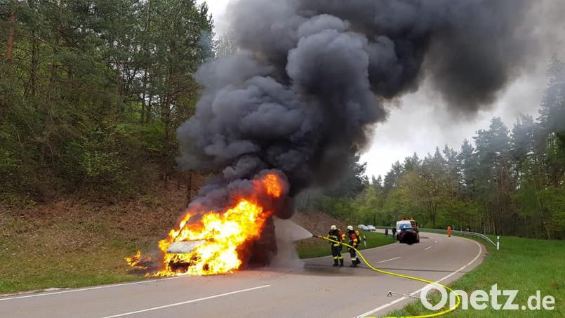 Ein Transporter ist am Montagmorgen auf der Straße zwischen Kreuzberg und Hohenzant in Flammen aufgegangen. Bild: Feuerwehr Schlicht