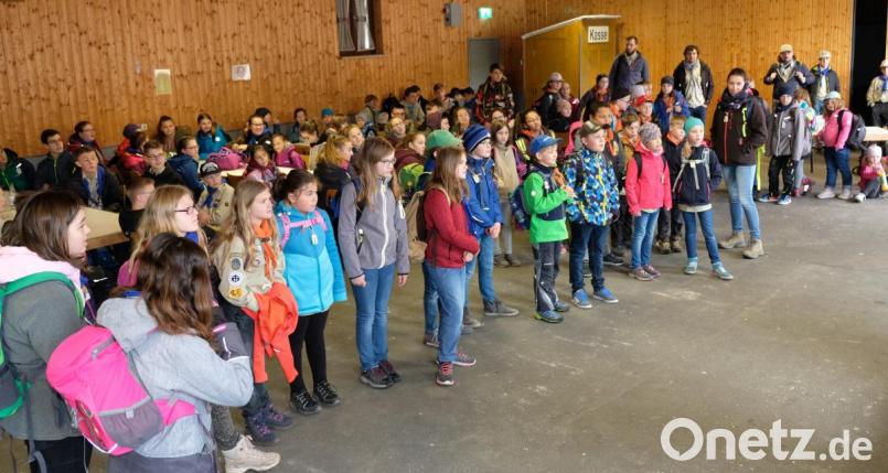 Circa 140 Georgs-Läufer versammeln sich vor dem Start und beim Abschlussgottesdienst in der SCE-Sporthalle. Bild: do