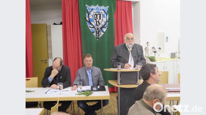 Erster Vorsitzender Dr. Wolfgang Schinner (am Rednerpult) leitete die harmonische Jahreshauptversammlung des Jagdverbandes Kemnath. Neben ihm sitzen Schatzmeister Benjamin Sperber und Reinhard Höcht (von links). Bild: jzk