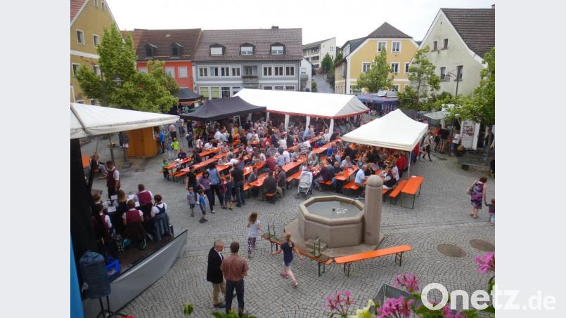 Zum Marktfest in Schwarzhofen kamen wieder viele Gäste. Heuer geht die Veranstaltung am 1. und 2. Juni über die Bühne. Bild: mad