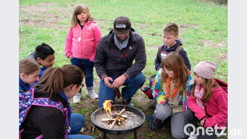 Feuer machen mit einem Feuerstein und einigen selbstgeschnitzten Holzspänen ist gar nicht so einfach. Bild: do