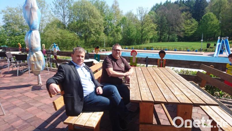 Thomas Zetzl (rechts), seit fünf Jahren Pächter des Freibadkiosks, sucht dringend Personal. Zwei Saisonkräfte haben ihm abgesagt. Auch Bürgermeister Karlheinz Budnik hofft, dass das Problem bis zur Eröffnung Mitte Mai gelöst ist. Bild: Lowak