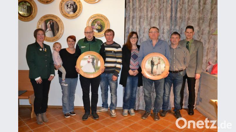 Hart umkämpft waren die Hochzeitsscheiben der Brautleute Bock und Götzfried die von Matthias Grünbauer (links) und Josef Wittmann (rechts) gewonnen wurden. Dazu gratulierten Schützenmeisterin Claudia Kraus (links) und Sportleiter Johannes Hanauer (rechts). Bild: gi