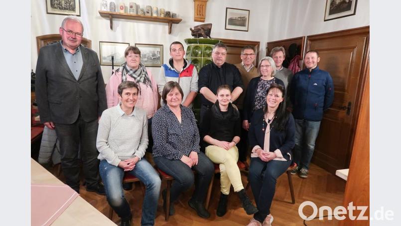Die beiden Bürgermeister Gottfried Härtl (hinten links) und Oskar Schuster (hinten, Dritter von rechts) sowie der Vorsitzende der Wasserwacht, Markus Münchmeier (hinten, Zweiter von rechts), wünschten dem neuen Vorstandsteam mit Vorsitzender Lisa Rauh (vorne, Zweite von links) und zweiter Vorsitzender Patricia Henze (vorne rechts) viel Erfolg. Für seine über 15-jährige Tätigkeit als Hauptkassier dankte das Gremium Thomas Fleischmann (hinten, Vierter von rechts). Bild: bsc